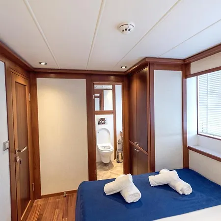 Ada Dreams / Boat Botel *