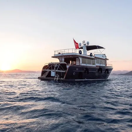 Ada Dreams / Boat Botel *