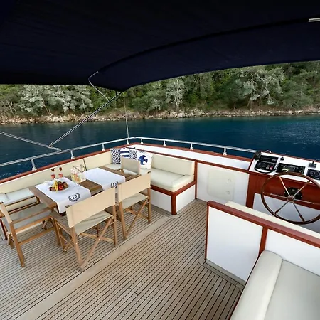 Botel Ada Dreams / Boat *